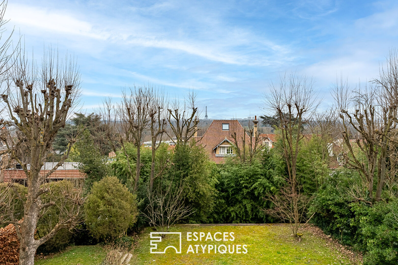 A contemporary green setting sheltered from view, a breathtaking view of Paris