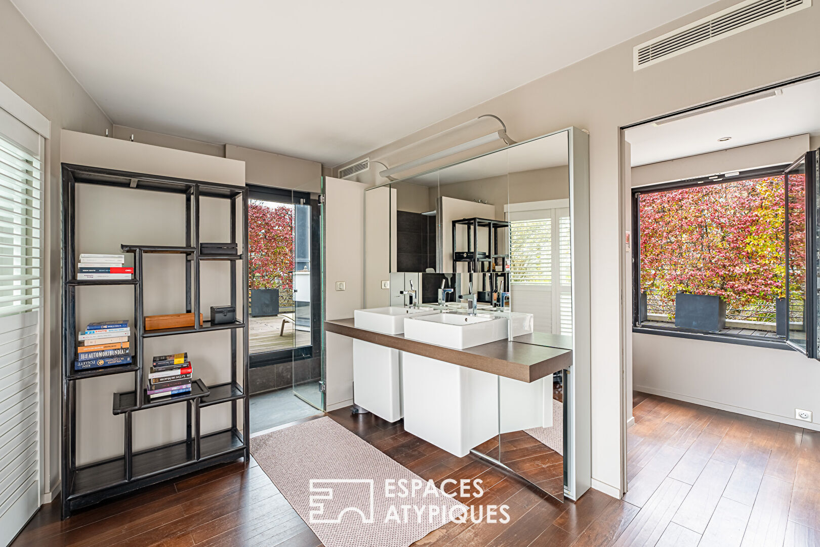 A contemporary green setting sheltered from view, a breathtaking view of Paris