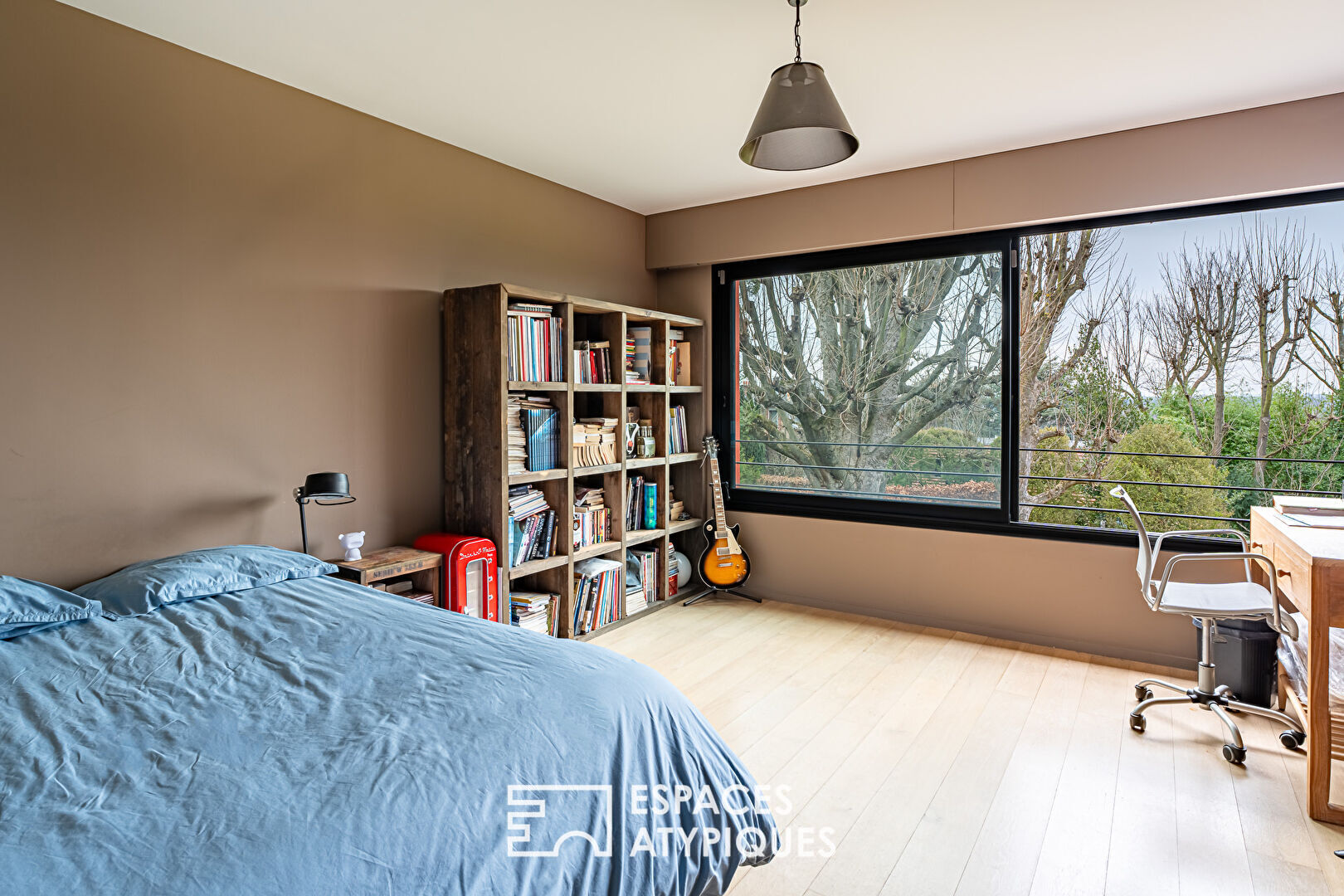 A contemporary green setting sheltered from view, a breathtaking view of Paris