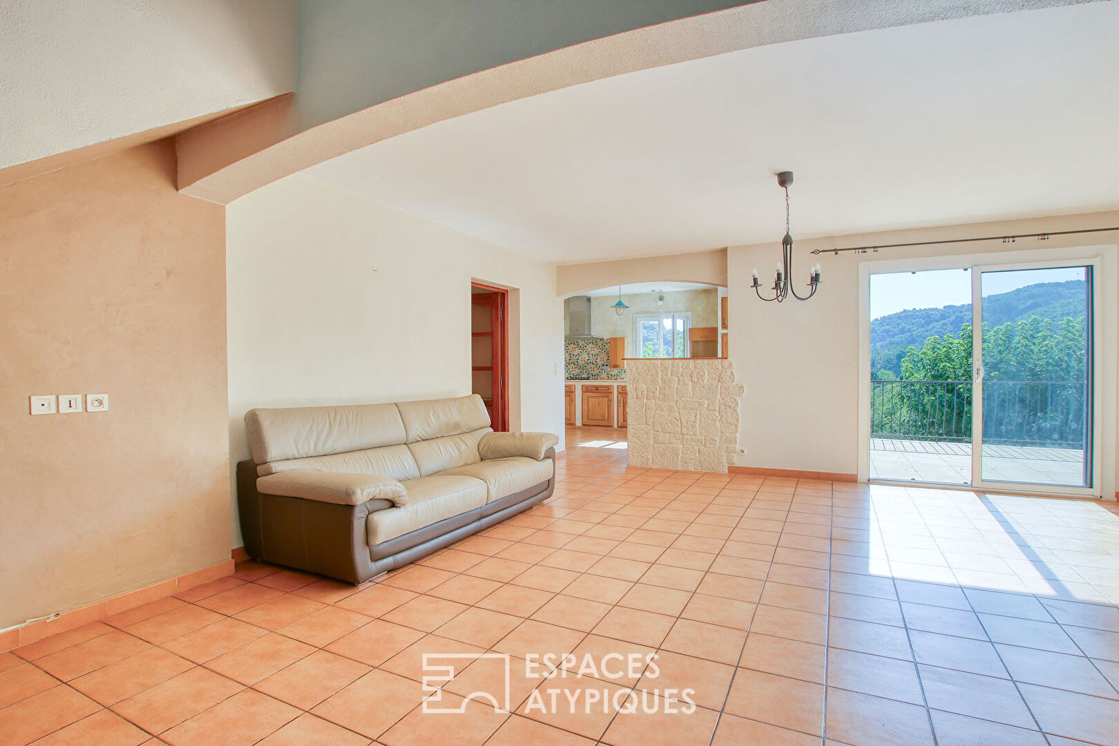 Maison familiale avec piscine et vue