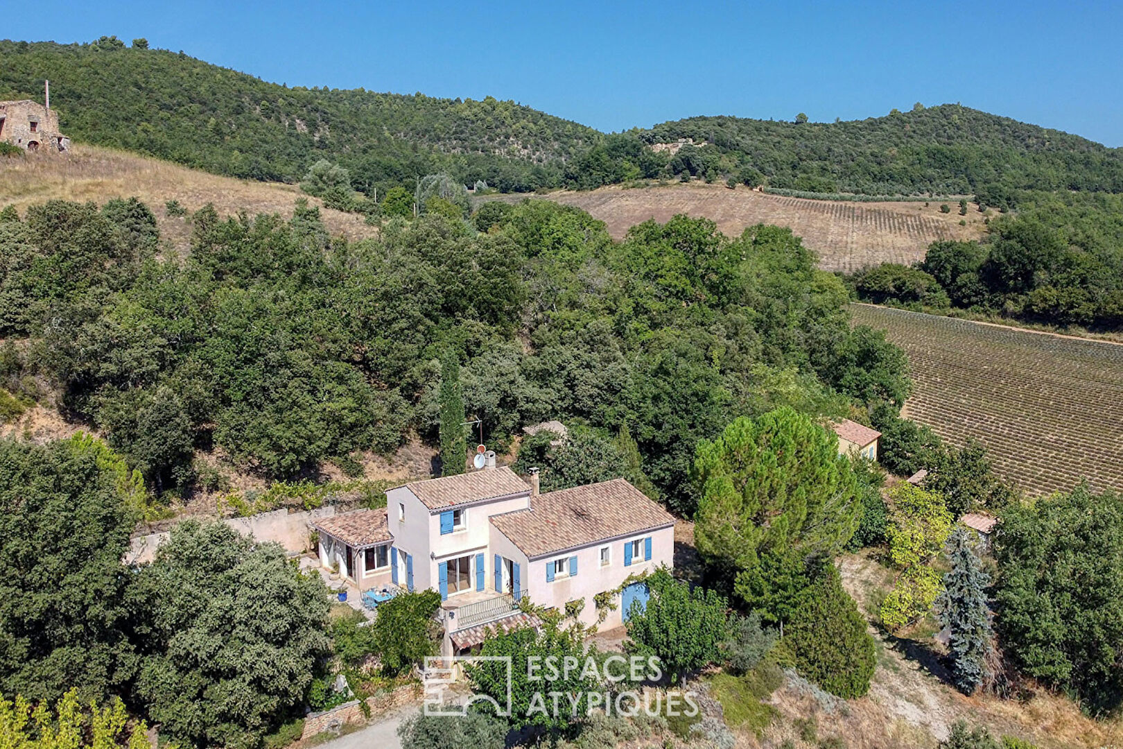 Maison familiale avec piscine et vue