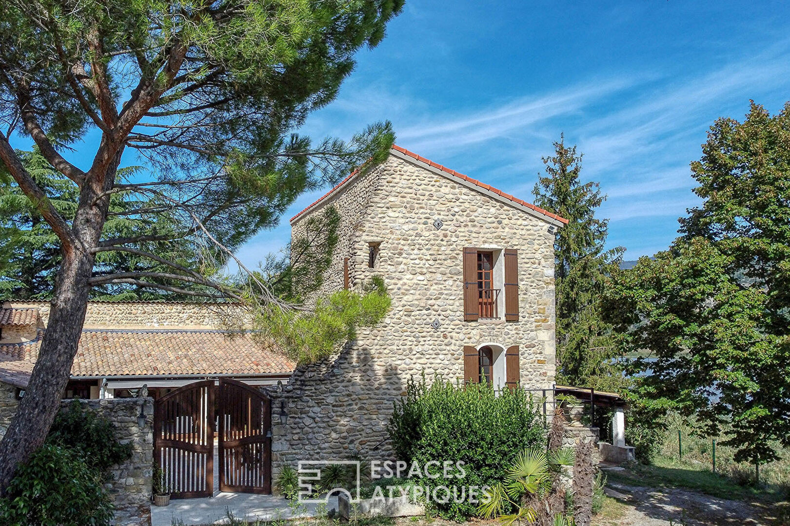 Provençal farmhouse from the 11th century