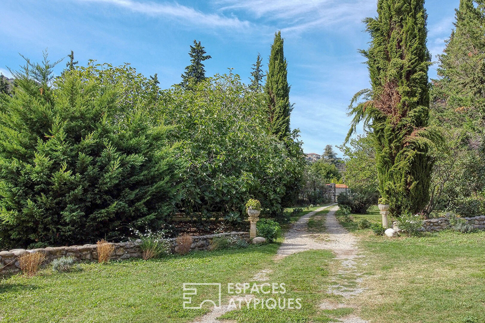 Provençal farmhouse from the 11th century