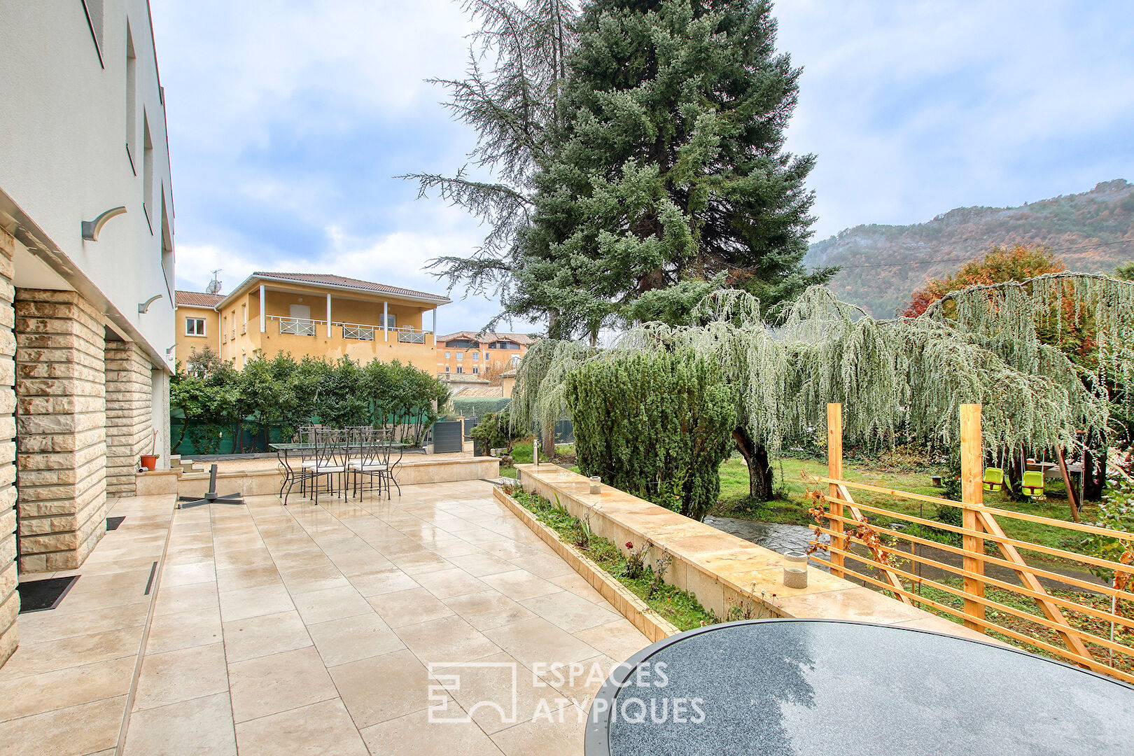 Maison contemporaine idéale pour projet familial ou professionnel