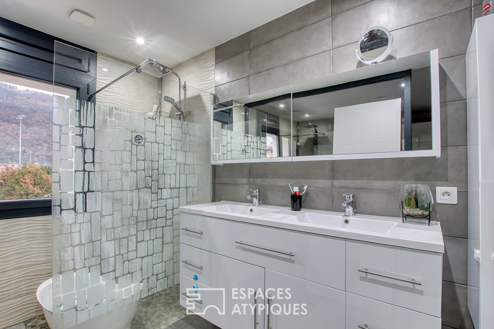 Maison contemporaine idéale pour projet familial ou professionnel