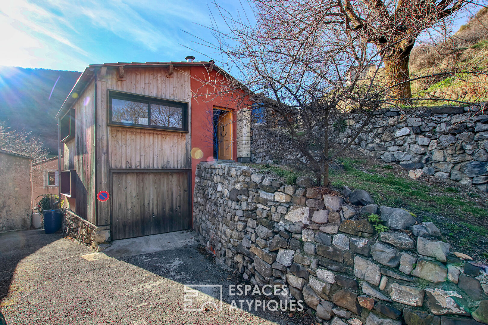 Maison en bois dans un havre de paix