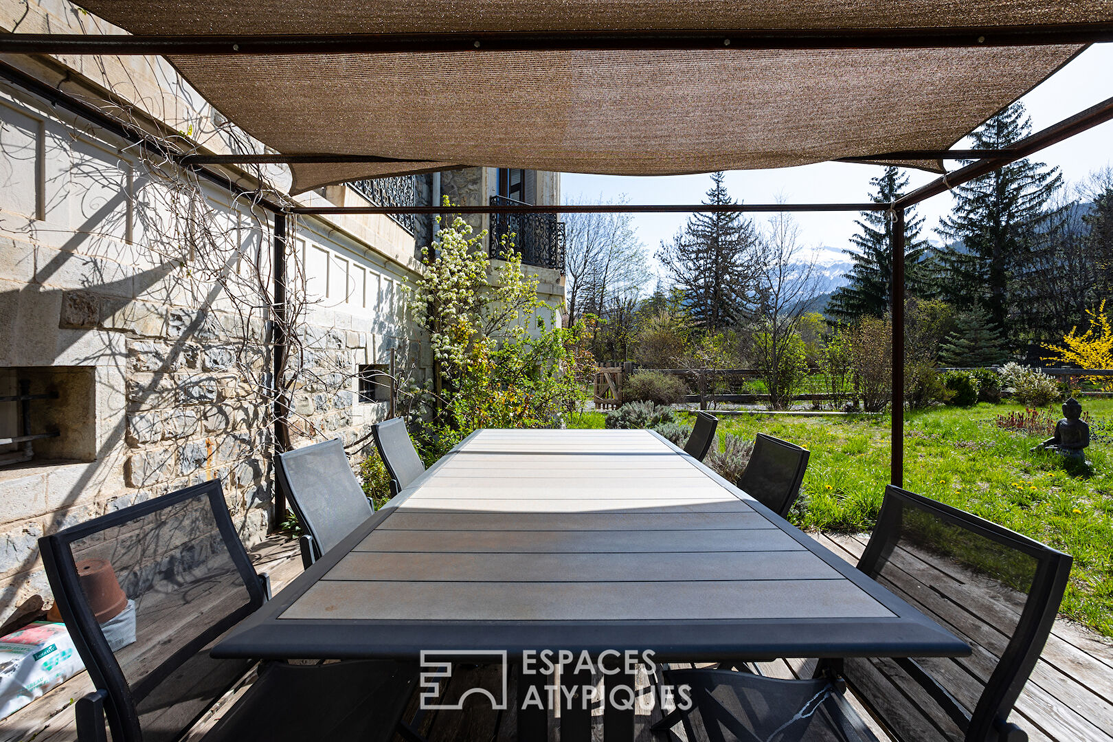 Rare apartment and large garden in Mexican villa