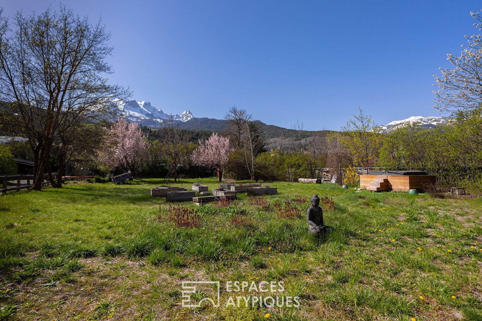 Rare apartment and large garden in Mexican villa
