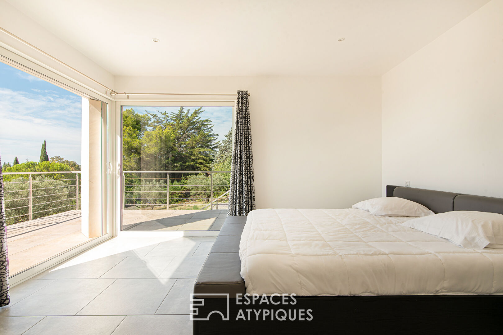 Propriété de prestige avec grand jardin arboré, vue et piscine