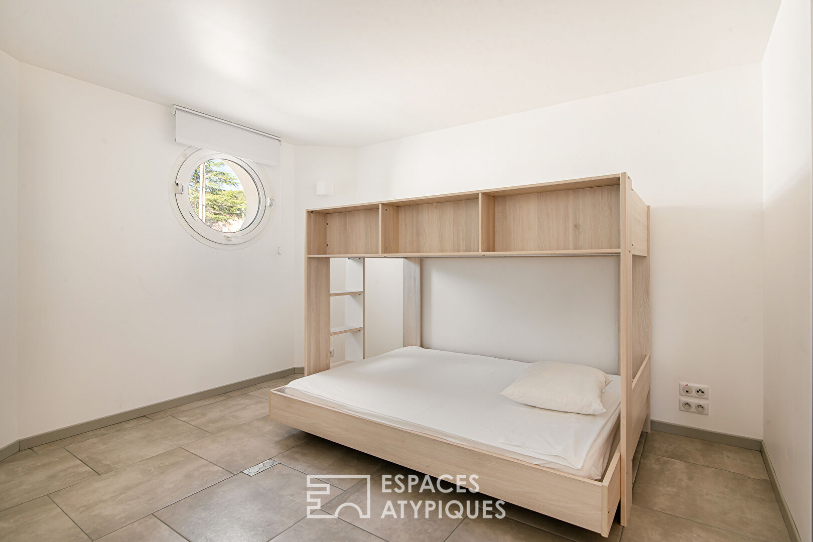 Propriété de prestige avec grand jardin arboré, vue et piscine