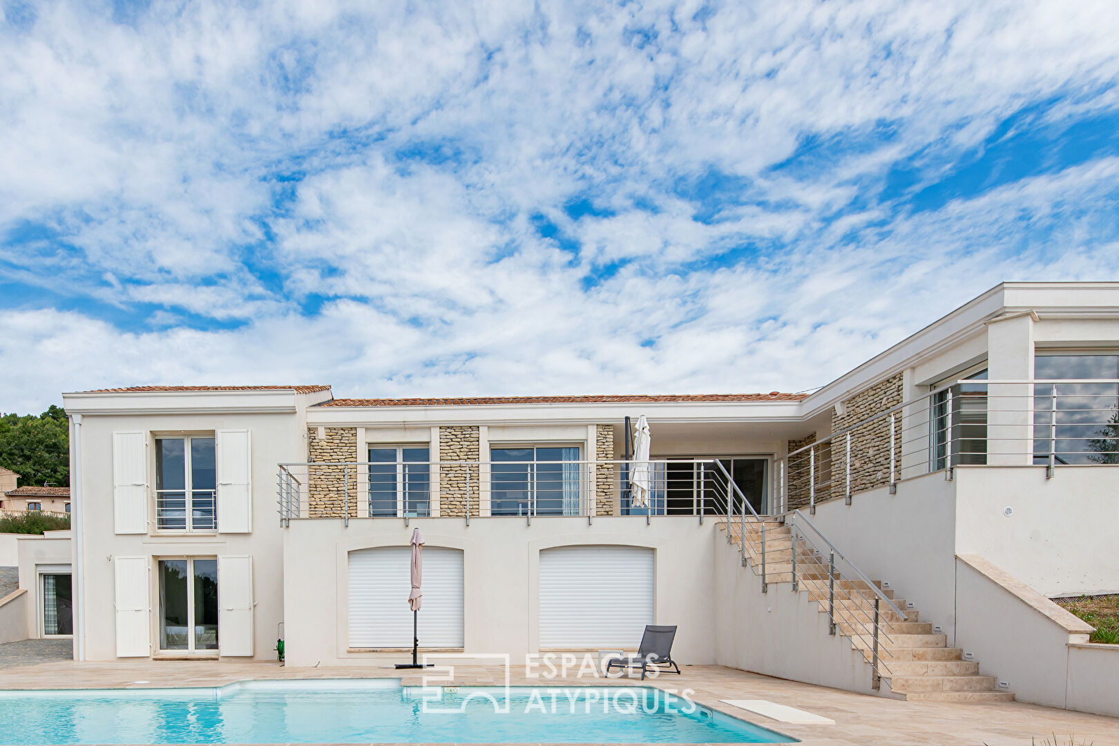 Propriété de prestige avec grand jardin arboré, vue et piscine