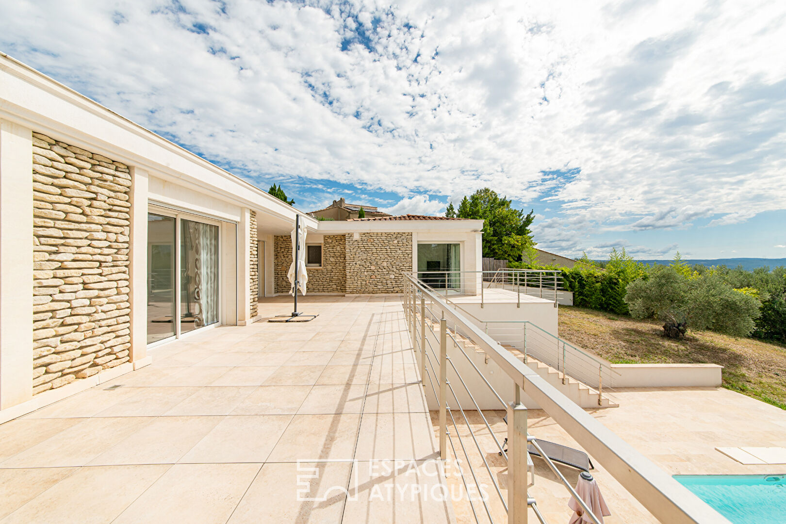 Propriété de prestige avec grand jardin arboré, vue et piscine