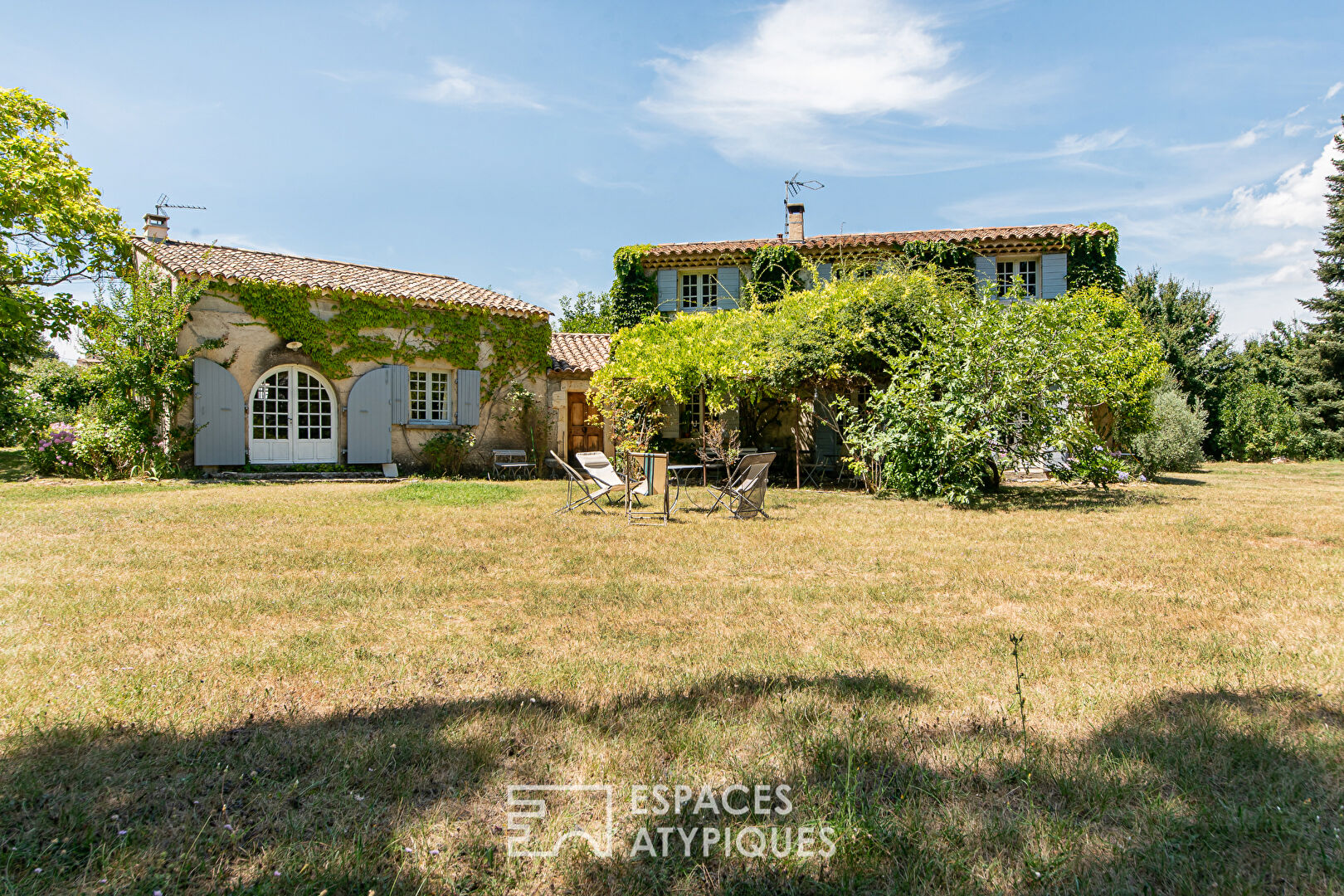 Charming property with gîte, 8600 sqm wooded park and swimming pool