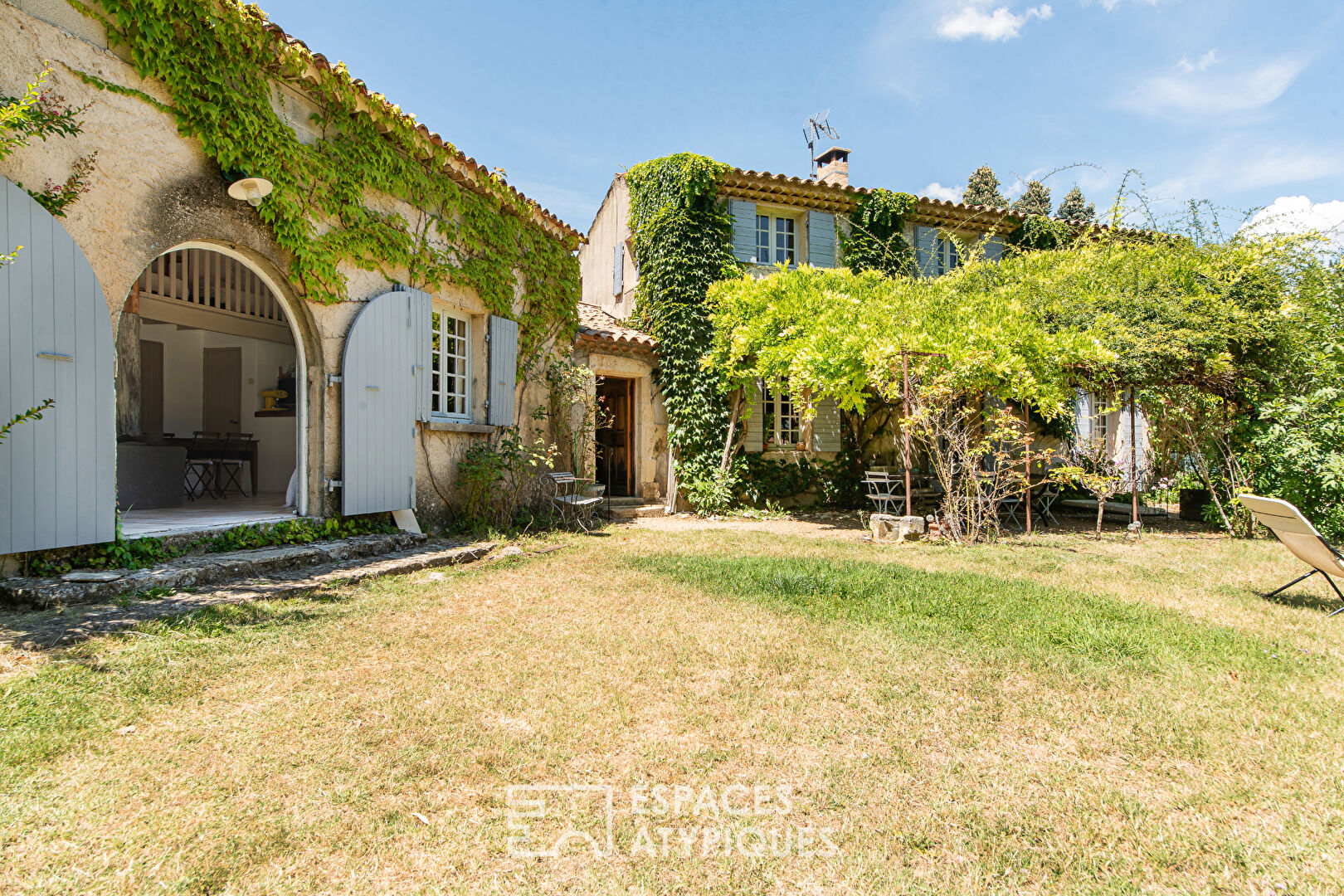 Charming property with gîte, 8600 sqm wooded park and swimming pool