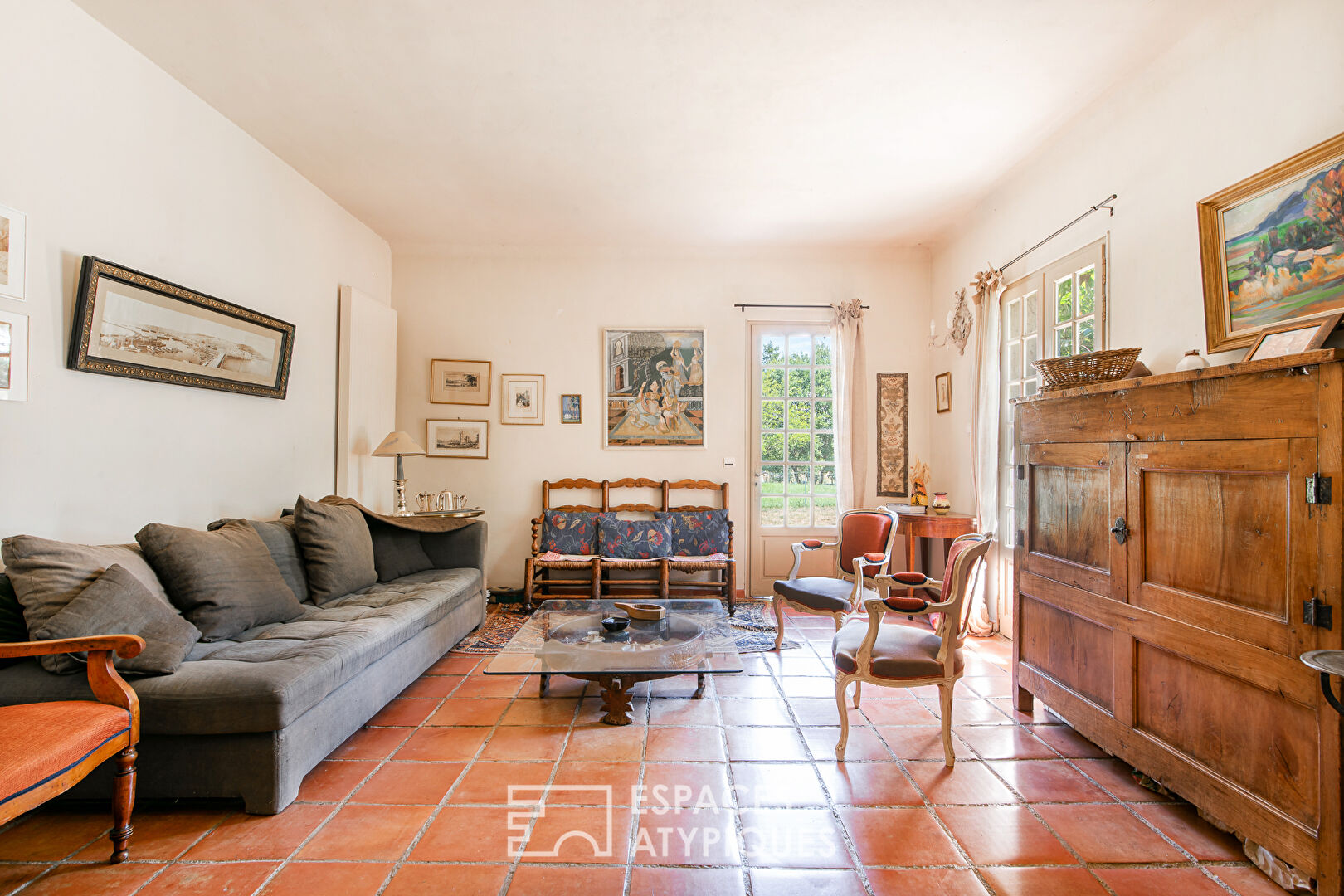 Charming property with gîte, 8600 sqm wooded park and swimming pool