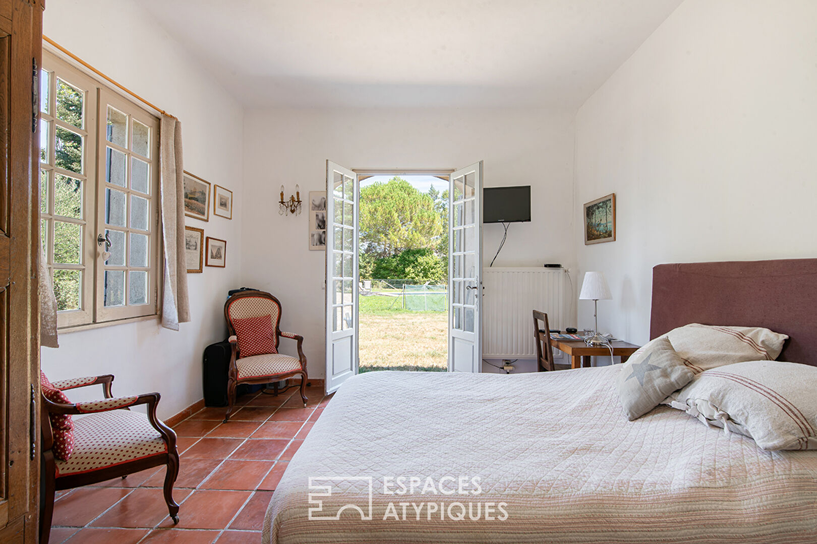 Charming property with gîte, 8600 sqm wooded park and swimming pool