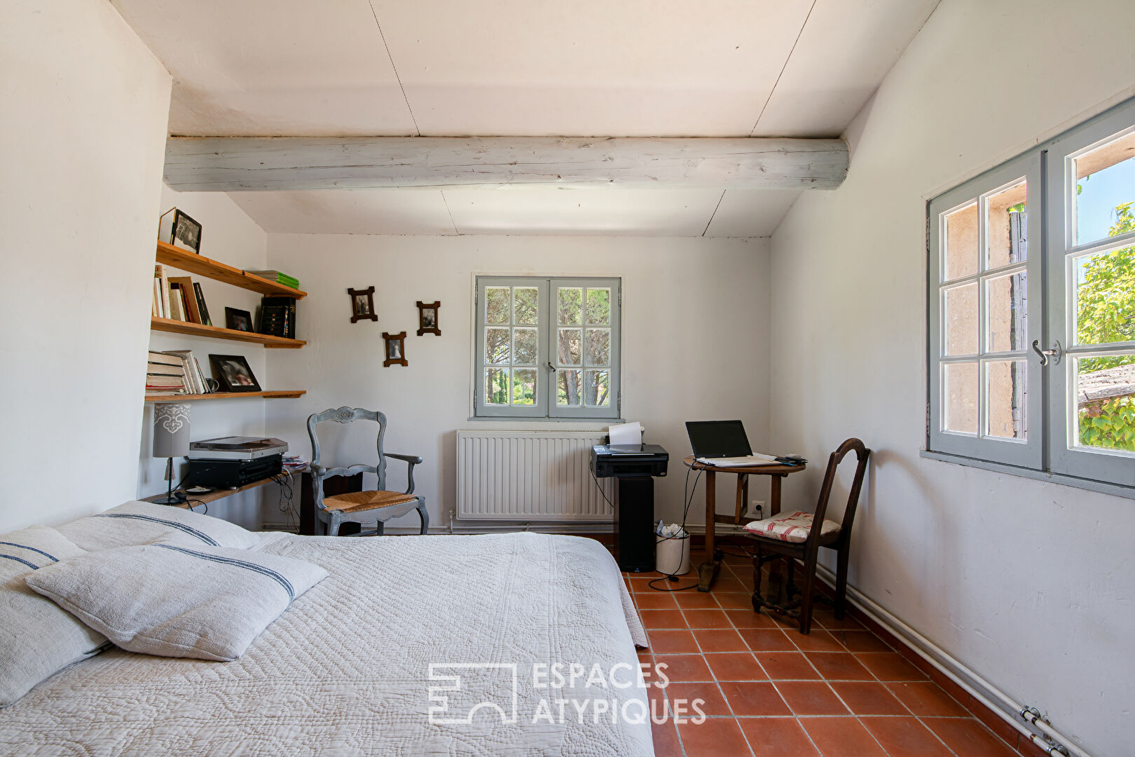 Charming property with gîte, 8600 sqm wooded park and swimming pool