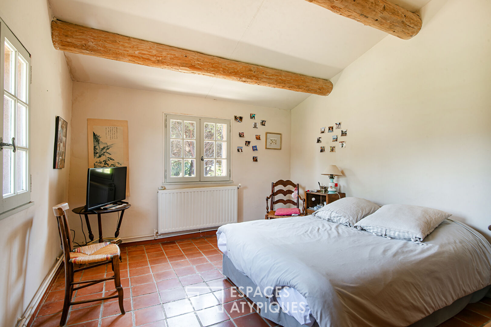 Charming property with gîte, 8600 sqm wooded park and swimming pool