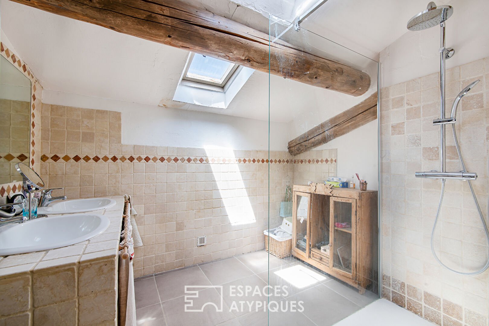 Charming property with gîte, 8600 sqm wooded park and swimming pool