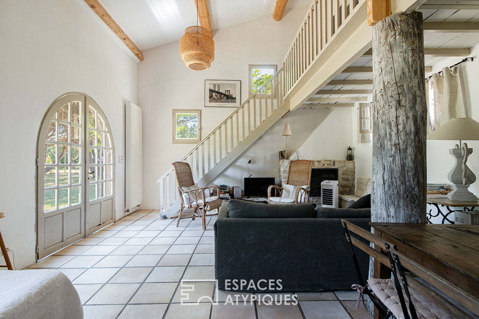 Charming property with gîte, 8600 sqm wooded park and swimming pool