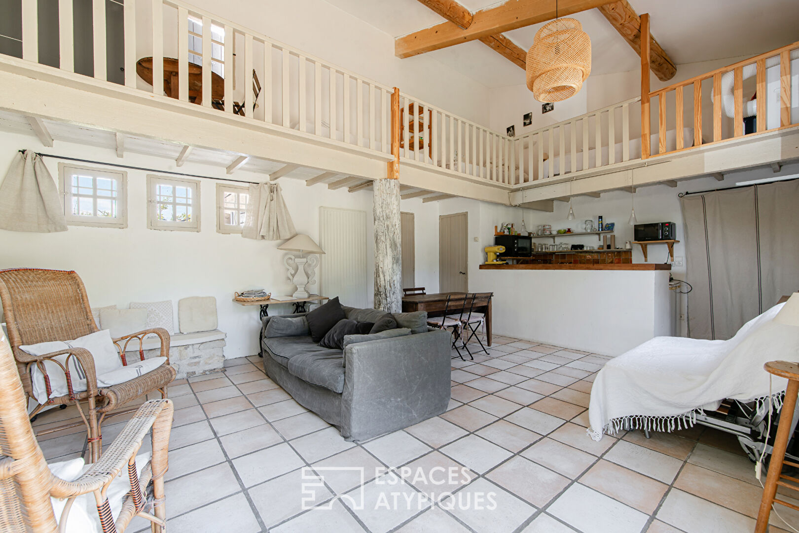 Charming property with gîte, 8600 sqm wooded park and swimming pool