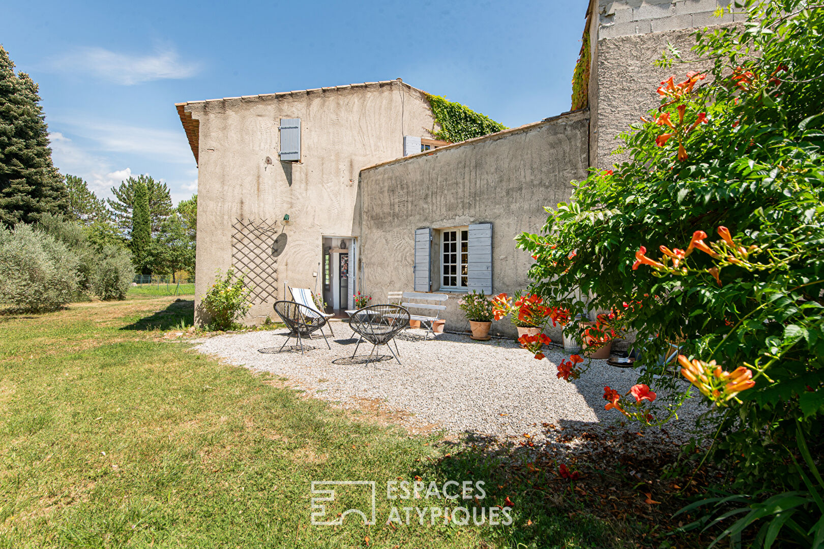 Charming property with gîte, 8600 sqm wooded park and swimming pool