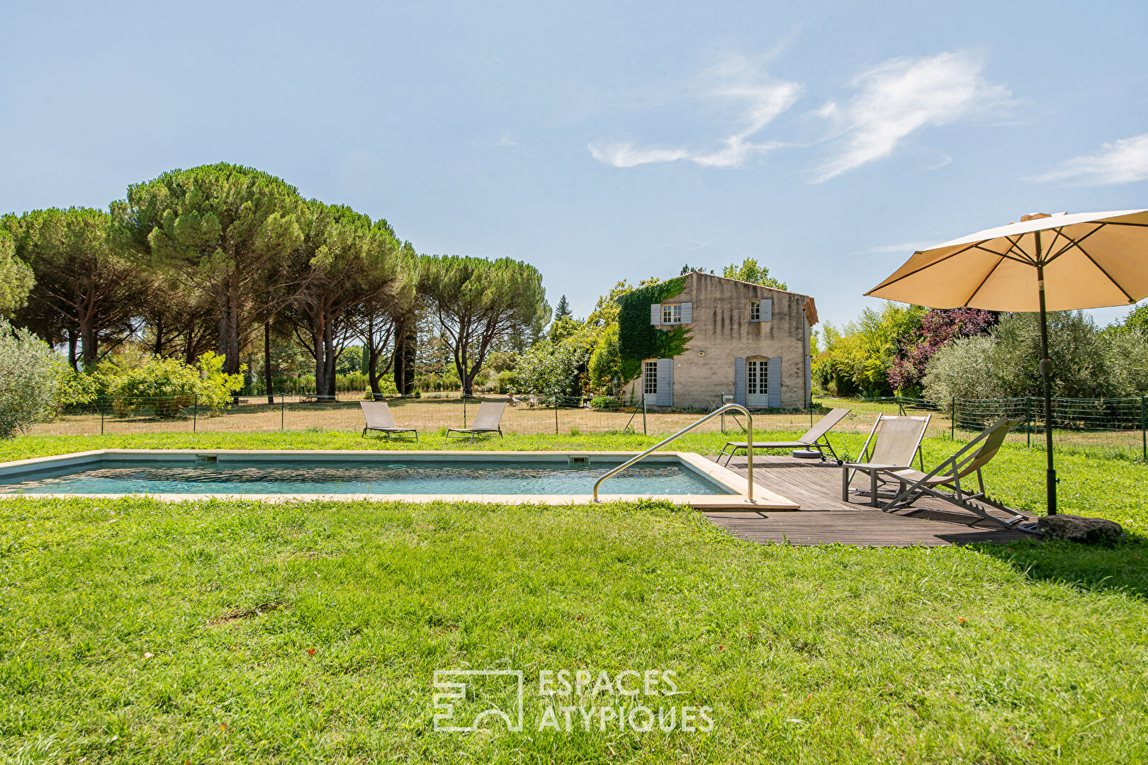 Charming property with gîte, 8600 sqm wooded park and swimming pool