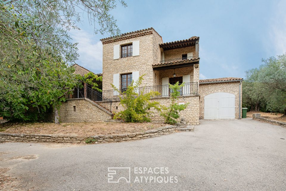 Bastide en pierre 163m² avec vue panoramique, piscine et potentiel d'agrandissement