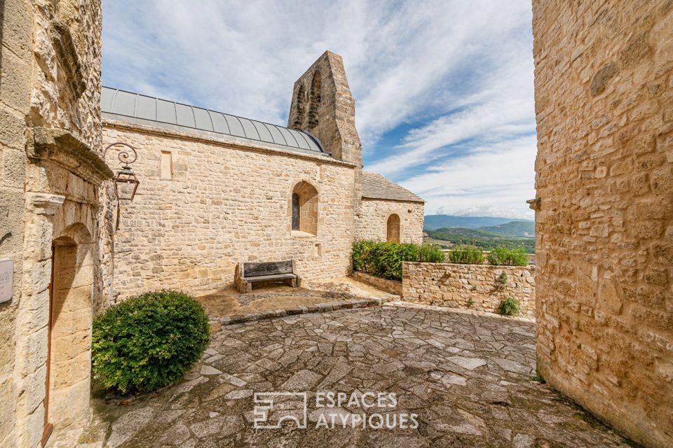 Maison et son église rénovée - jardin et piscine