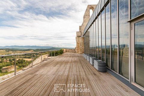 Maison et son église rénovée – jardin et piscine