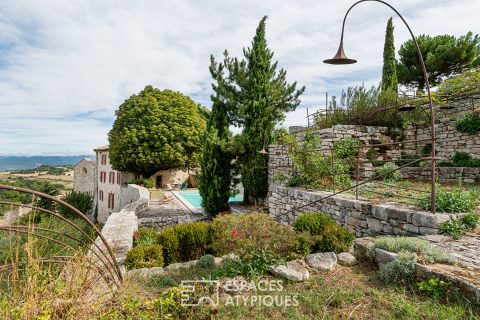 Maison et son église rénovée – jardin et piscine