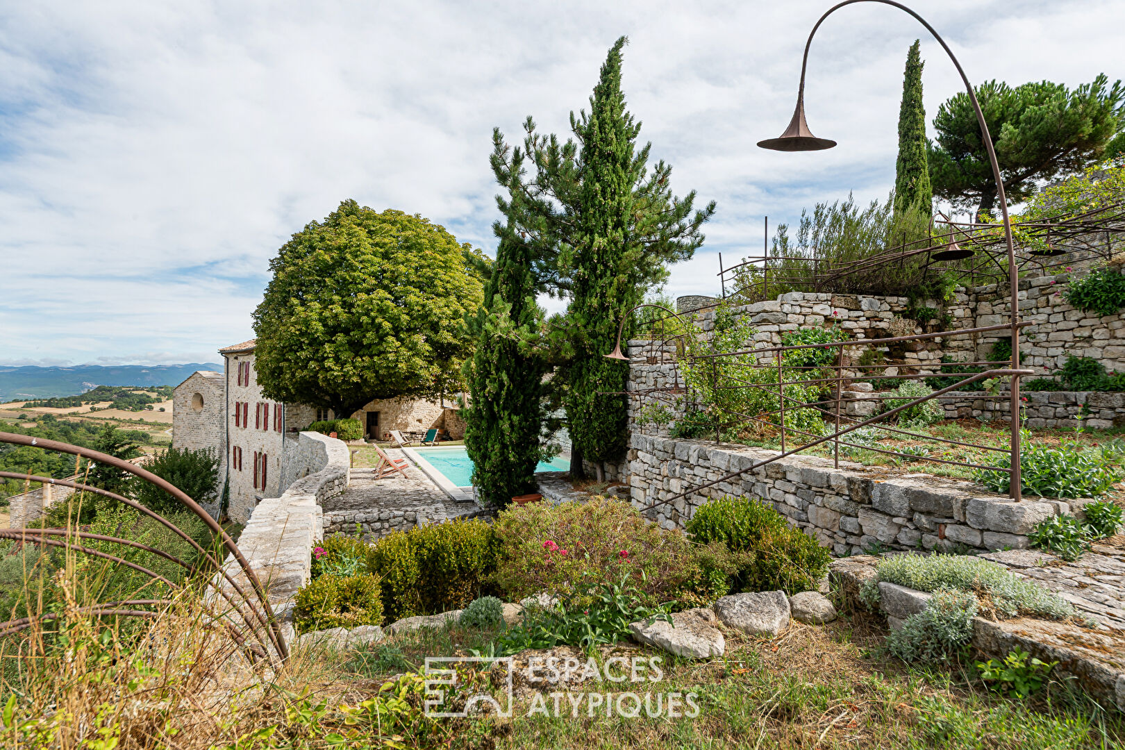 Maison et son église rénovée – jardin et piscine