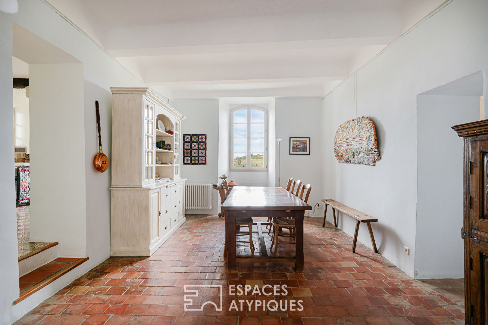 Maison et son église rénovée – jardin et piscine