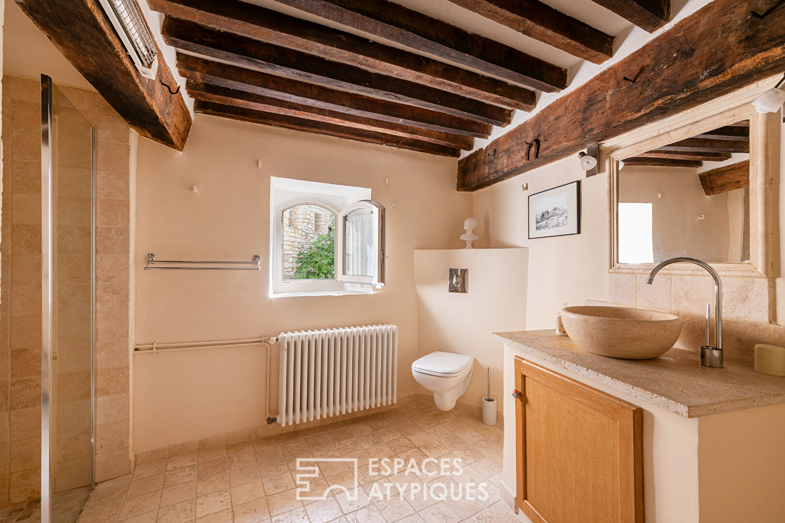 Maison et son église rénovée – jardin et piscine