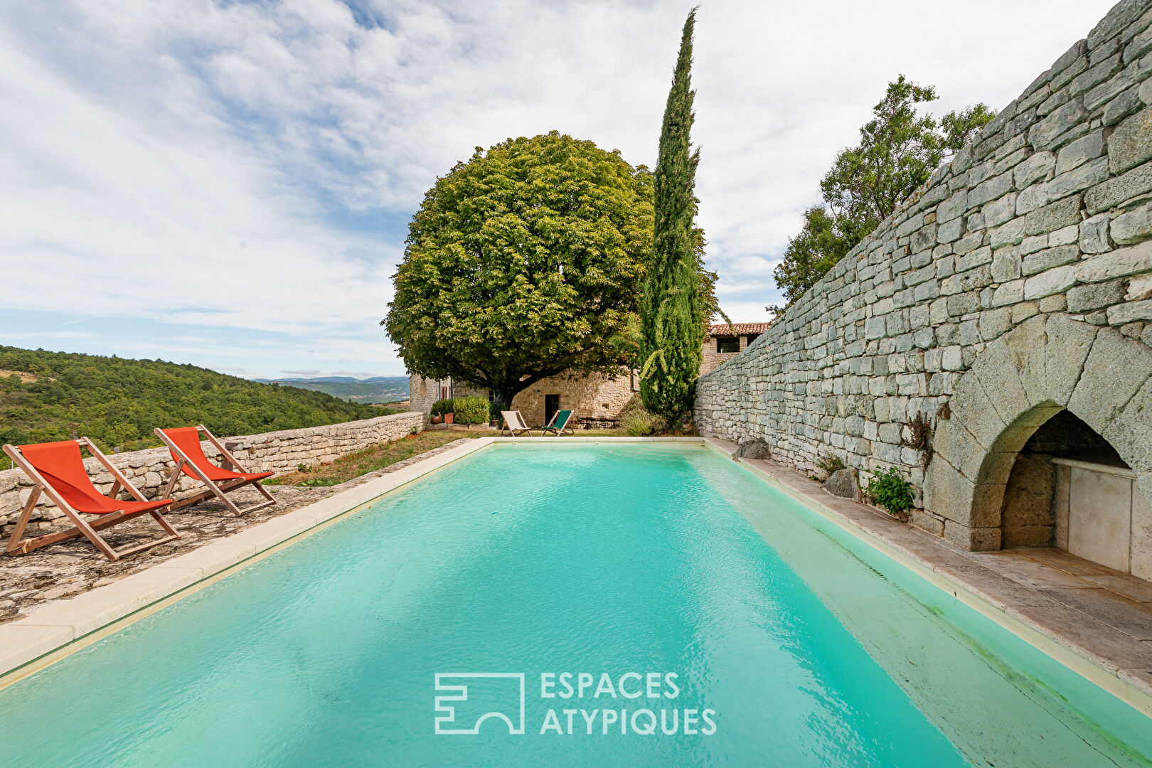 Maison et son église rénovée – jardin et piscine