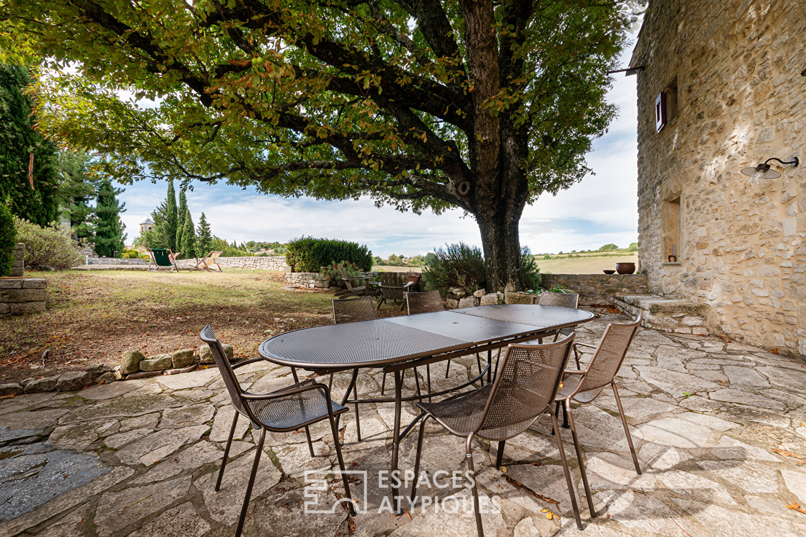 Maison et son église rénovée – jardin et piscine