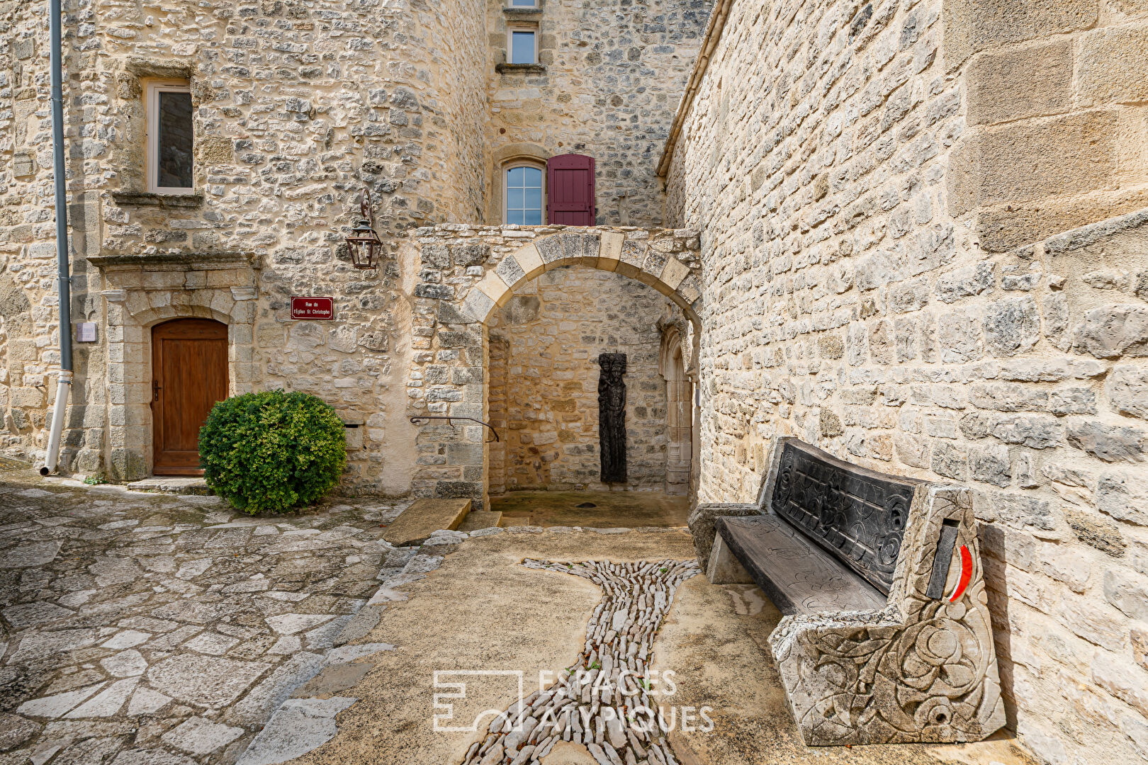 Maison et son église rénovée – jardin et piscine