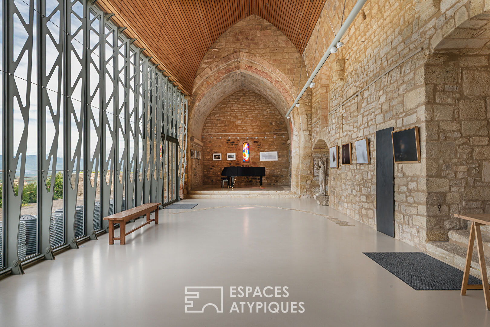 Maison et son église rénovée – jardin et piscine