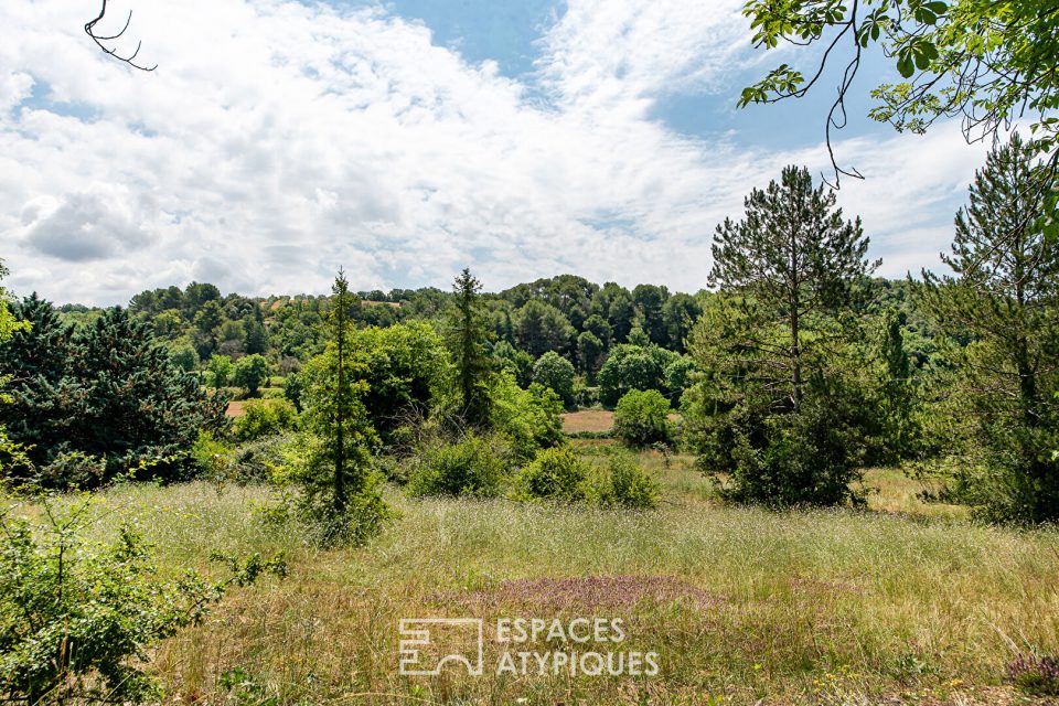Domaine avec bâtisses du 19e siècle à rénover sur terrain arboré de 2,5 hectares