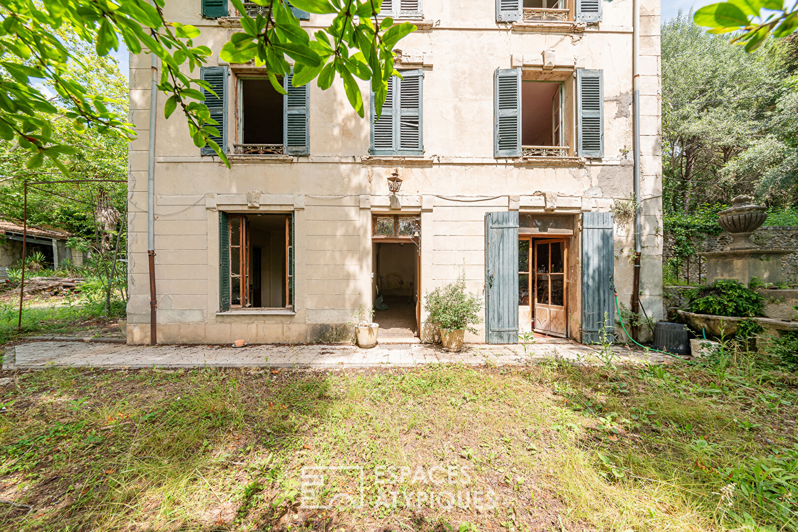 Domaine somptueux de 2,5 hectares et ses bâtisses du 19e siècle à réhabiliter