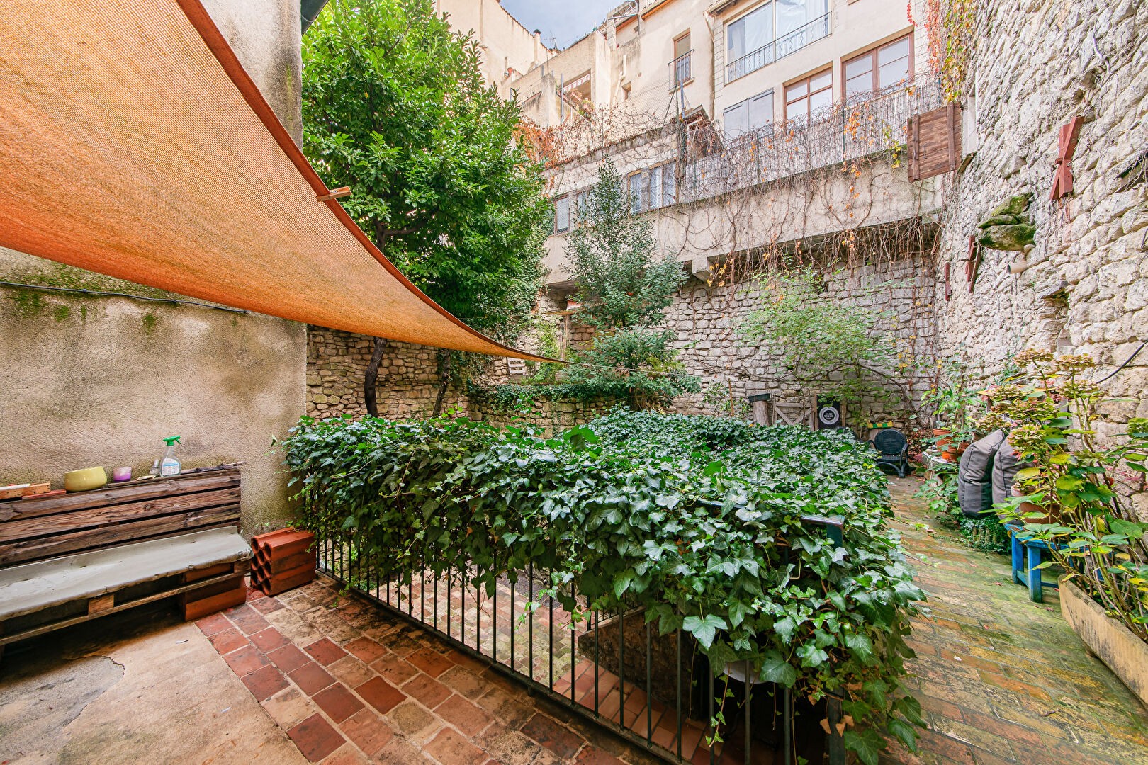 Maison de ville avec cour arborée – Forcalquier centre historique