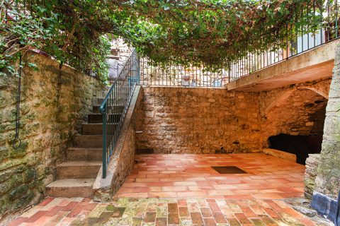 Townhouse with tree-lined courtyard – Forcalquier historic center