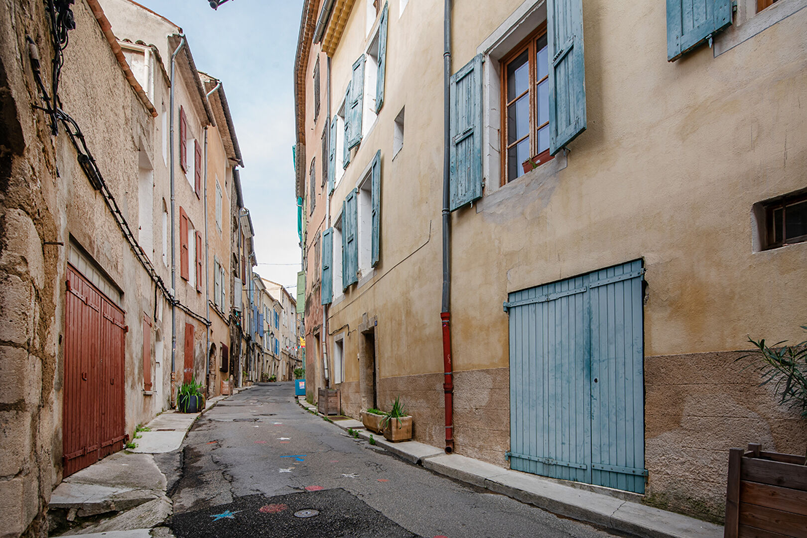Maison de ville avec cour arborée – Forcalquier centre historique