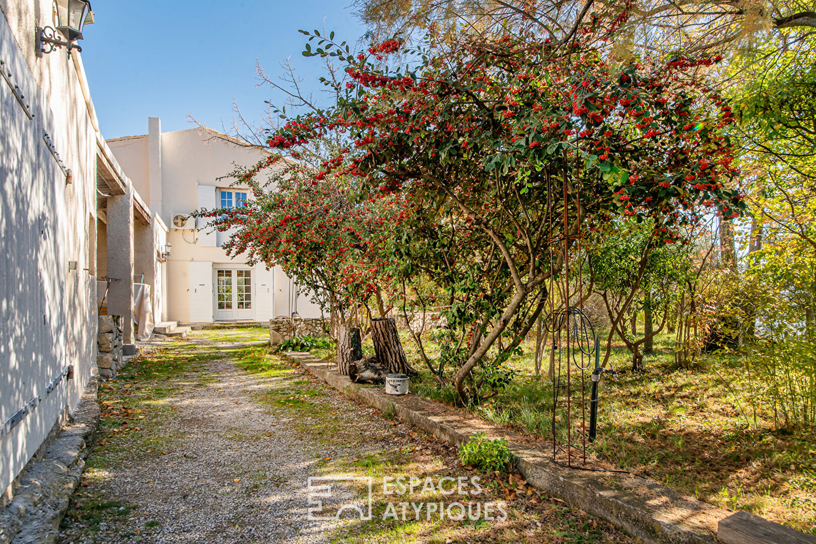 Bastide et ses annexes aménageables – Terrain de 9 hectares et vue panoramique exceptionnelle