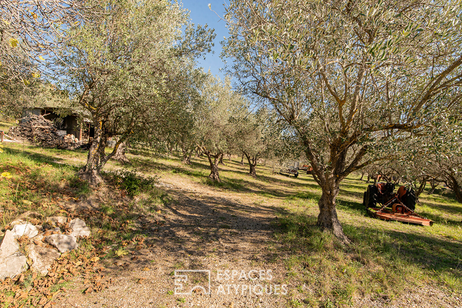 Bastide et ses annexes aménageables – Terrain de 9 hectares et vue panoramique exceptionnelle