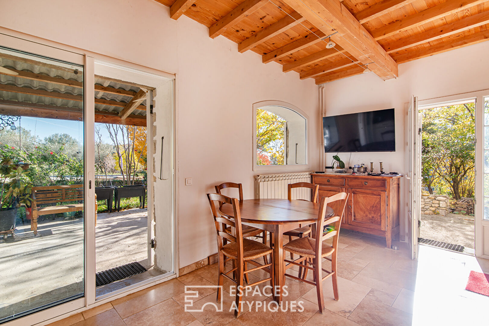 Bastide et ses annexes aménageables – Terrain de 9 hectares et vue panoramique exceptionnelle