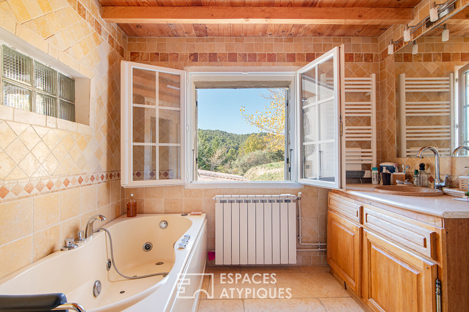 Bastide et ses annexes aménageables – Terrain de 9 hectares et vue panoramique exceptionnelle