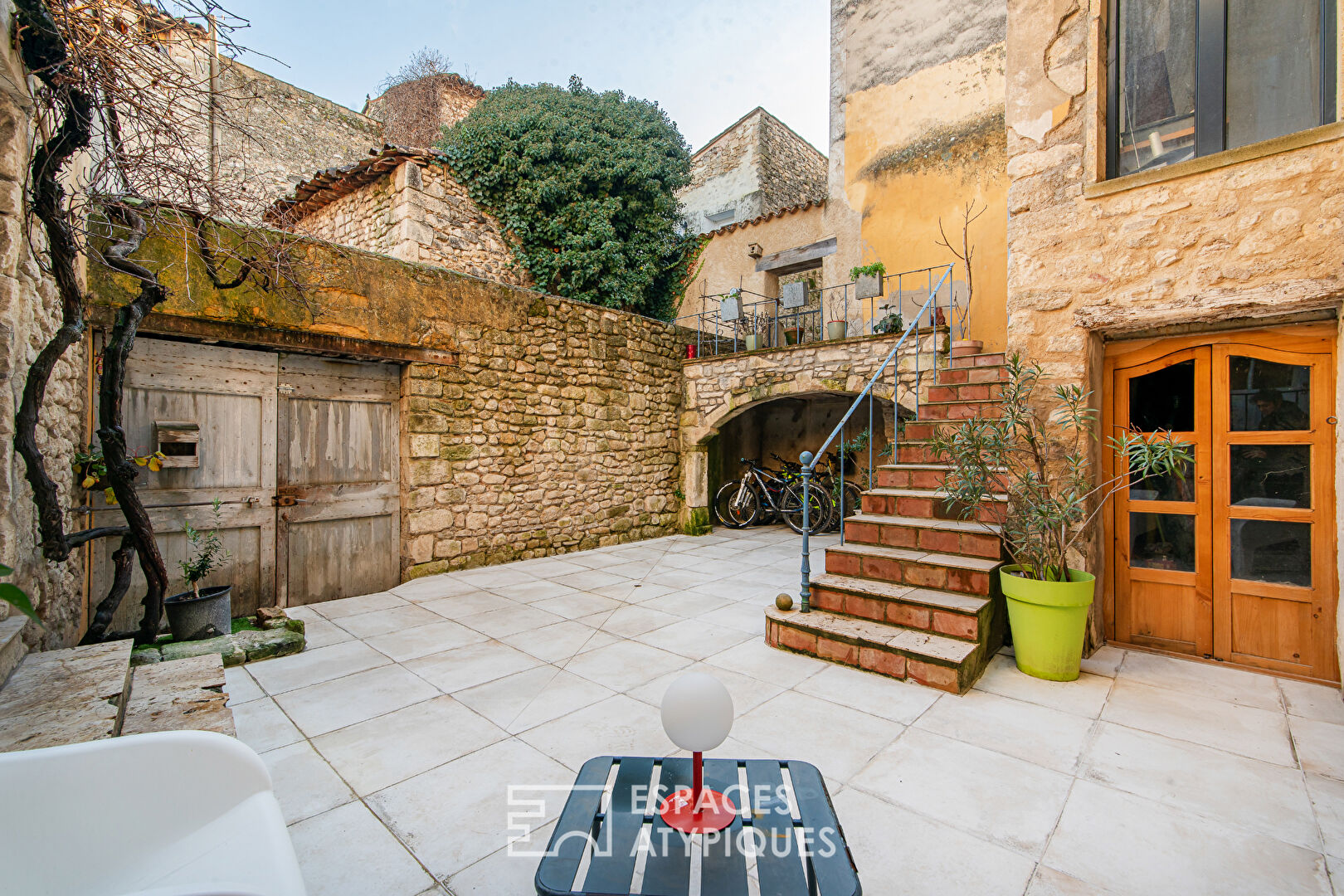 Maison de village de 170m2 – 179 m² de terrain avec cour, piscine et local commercial