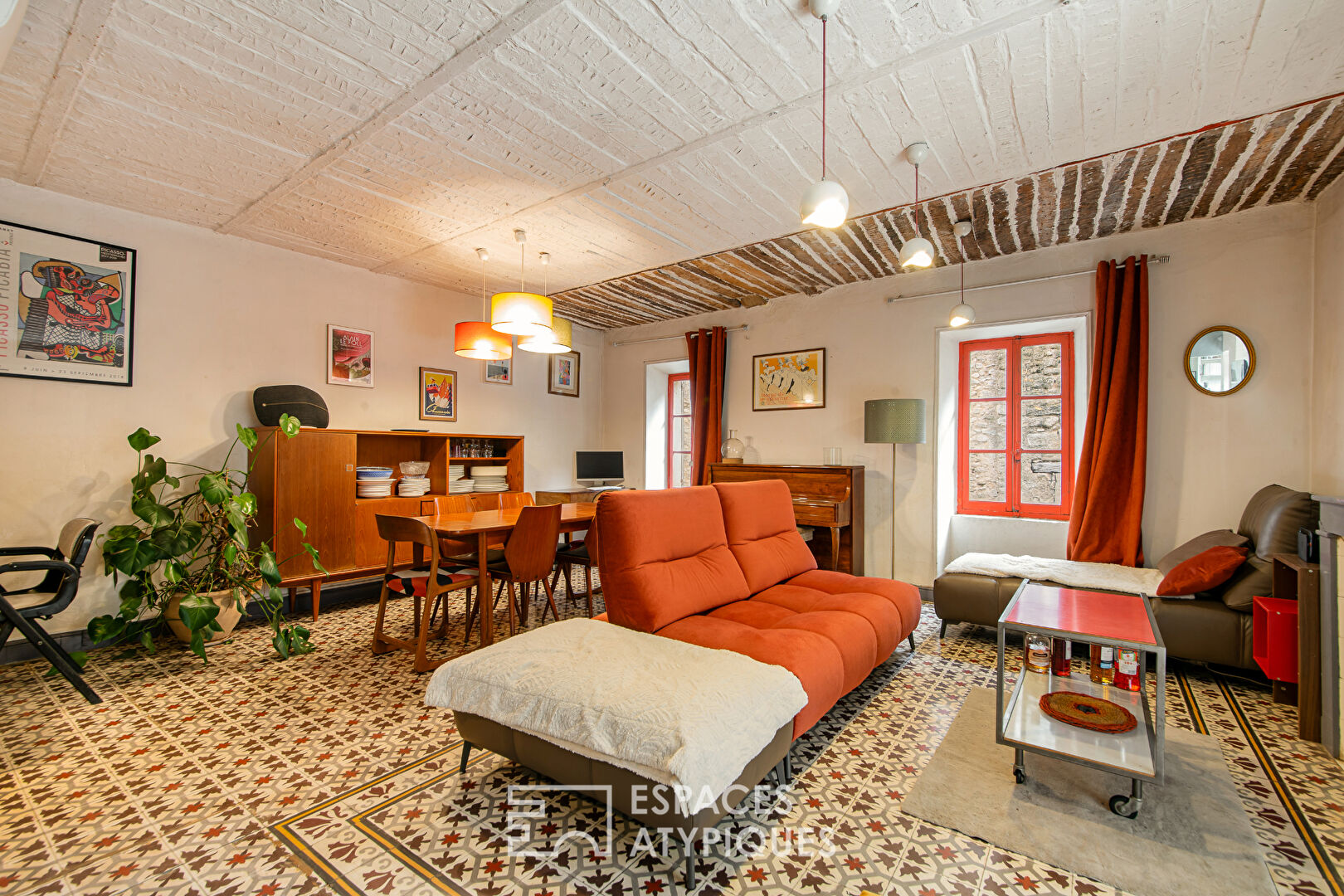 Maison de village de 170m2 – 179 m² de terrain avec cour, piscine et local commercial