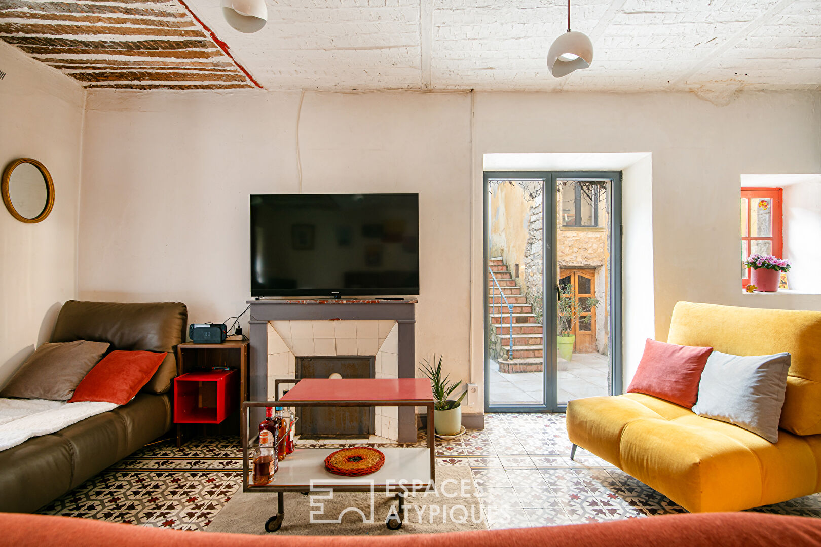 Maison de village de 170m2 – 179 m² de terrain avec cour, piscine et local commercial